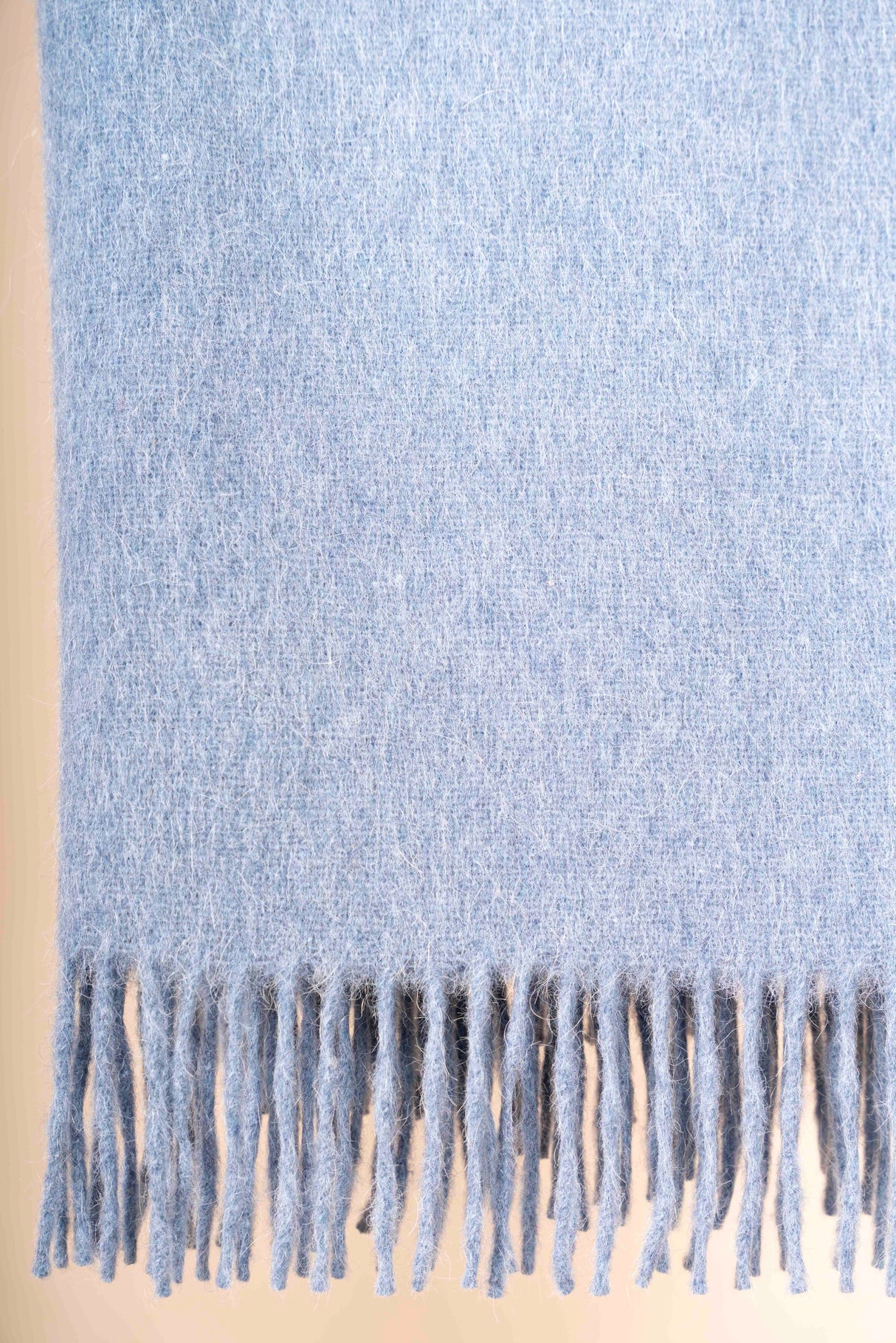 Nachhaltige Upcycling Wolldecke mit 50% Alpaka hellblau