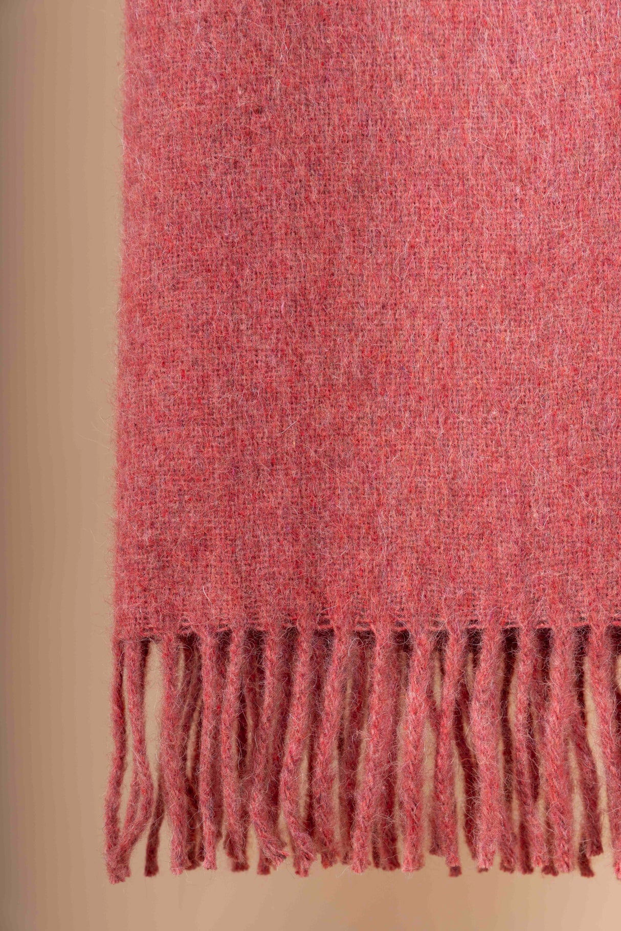 Nachhaltige Upcycling Wolldecke mit 50% Alpaka lachs